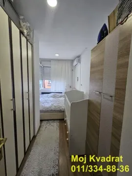 Spavaća soba sa ugradnim plakarima i krevetcem za bebu. - image 6