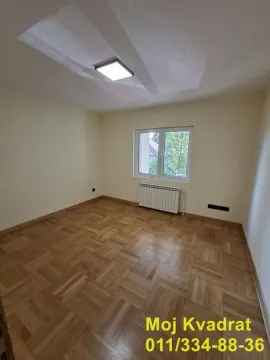 Prazna soba sa parketom i prozorom. - image 2