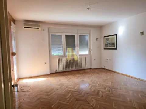Prazna prostorija sa parketom i prozorima. - image 12