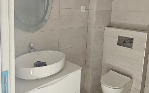 Moderne kupatilo sa umivaonikom i ugrađenom šoljom. - image 9