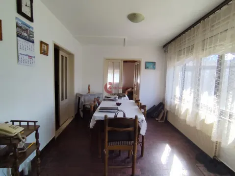 Trpezarija sa stolom za ručavanje i stolicama pored prozora. - image 14