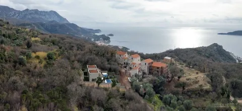 Vazdušni snimak kuća u izgradnji na brdu sa pogledom na more. - image 10