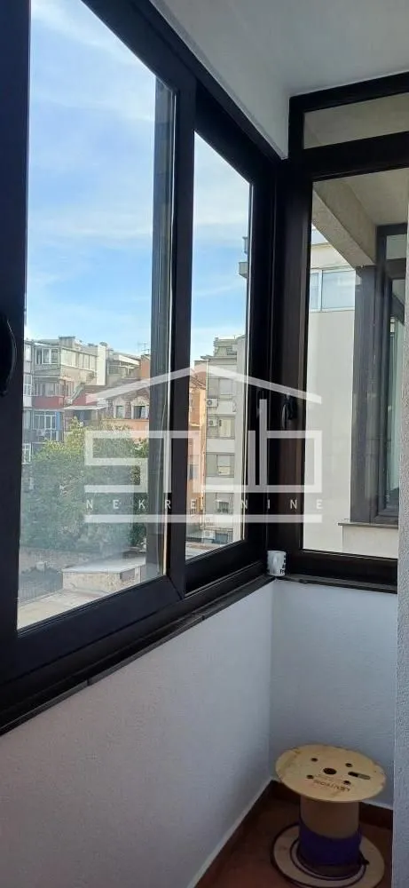 Izdavanje, četvorosoban stan, 204m², Vračar Sve Podlokacije, Beograd