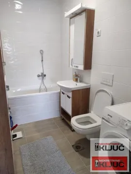 Potpuno opremljeno kupatilo sa kadom, umivaonikom, WC šoljom i veš mašinom. - image 12