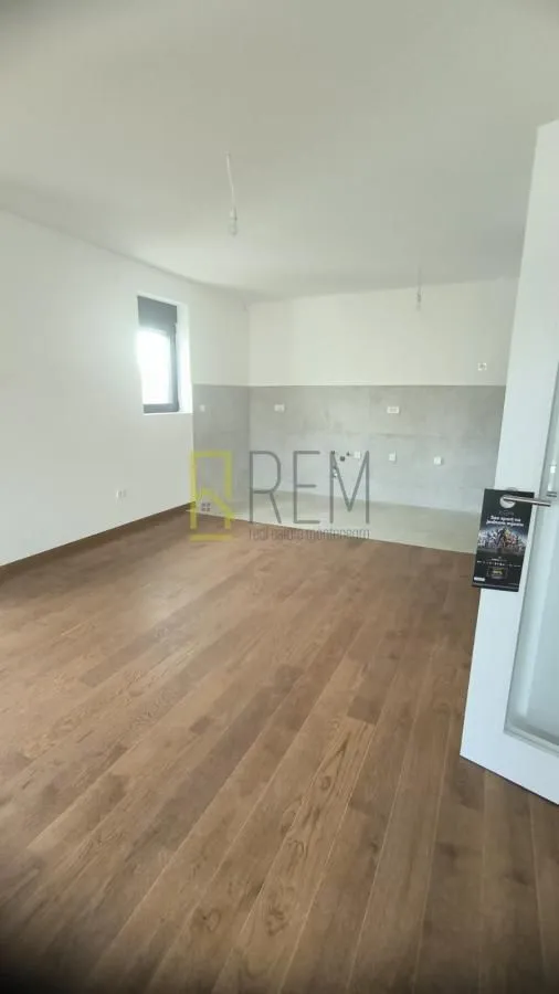 Prodaja, trosoban stan, 110m², Tološka šuma, Podgorica