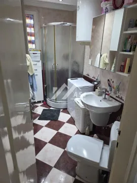 Kupatilo opremljeno tuš kabinom, umivaonikom, wc šoljom i veš mašinom. - image 11