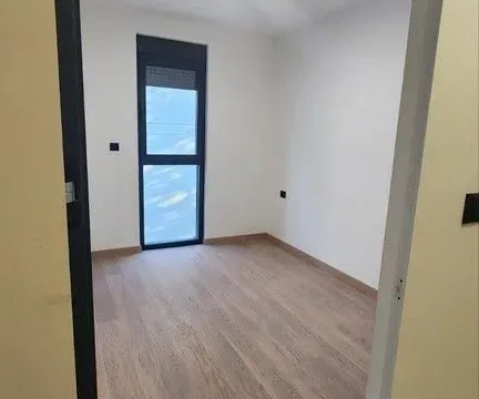 Izdavanje, trosoban stan, 111m², Vezirov Most, Podgorica - image 10