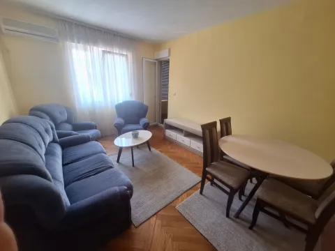 Dnevna soba sa garniturom, trpezarijskim stolom i izlazom na terasu. - image 9