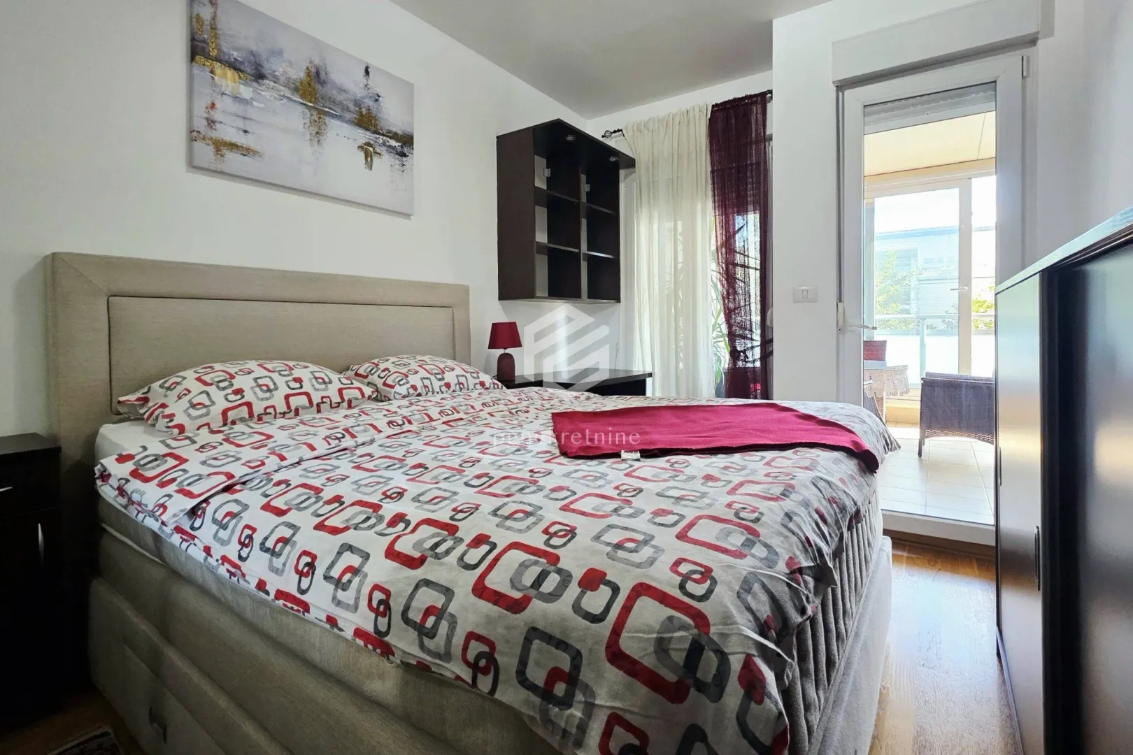Furnished bedroom with a double bed and access to the terrace.
