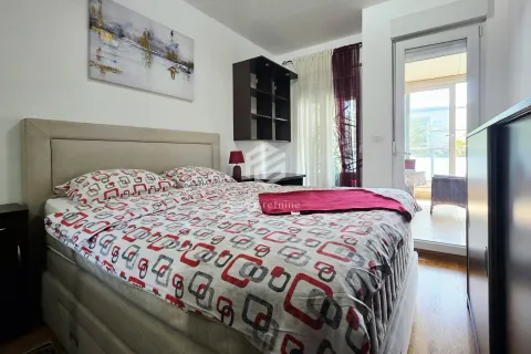 Furnished bedroom with a double bed and access to the terrace. - image 3