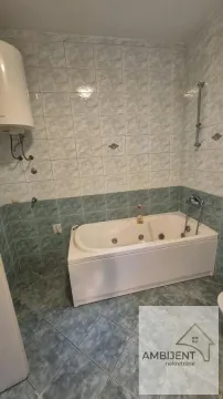 Kupatilo opremljeno kadom sa hidromasažom i bojlerom na zidu. - image 5