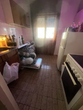Manja kuhinja sa prozorom, šporetom i frižiderom. - image 7