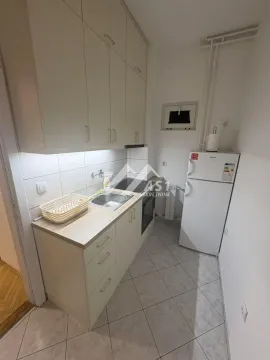 Manja kuhinja sa belim elementima i frižiderom. - image 6