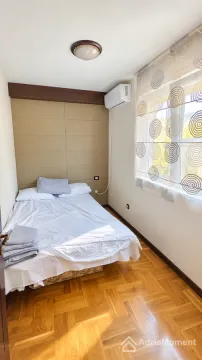 Manja spavaća soba sa bračnim krevetom, drvenim parketom i prozorom. - image 11