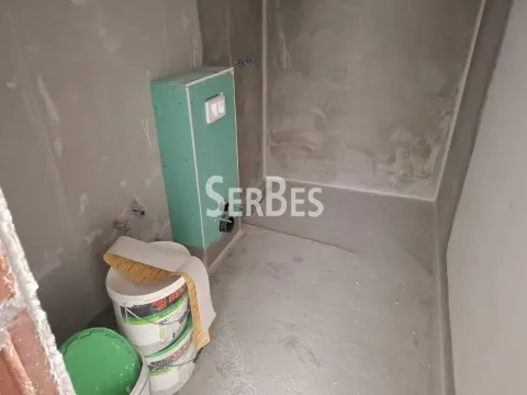 Pogled na prostoriju u izgradnji sa ugrađenim vodokotlićem i građevinskim materijalom. - image 12