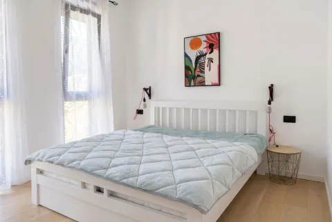 Svijetla spavaća soba sa bračnim krevetom i modernim dekoracijama. - image 10