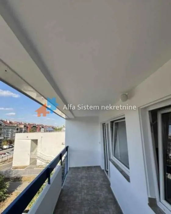 Natkriveni balkon sa pogledom na okolno naselje.