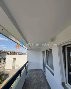 Natkriveni balkon sa pogledom na okolno naselje. - image 3