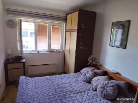 Nameštena spavaća soba sa bračnim krevetom, ormarom i prozorom. - image 3