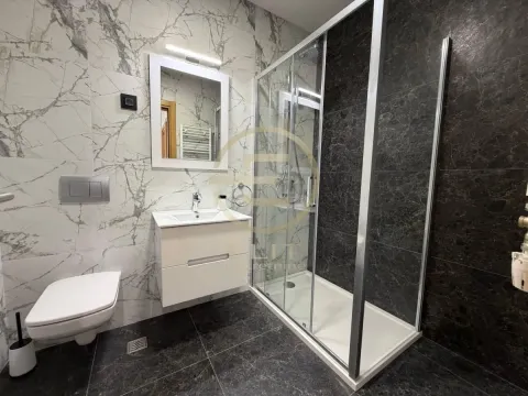Moderno opremljeno kupatilo sa tuš kabinom, umivaonikom i WC šoljom. - image 18