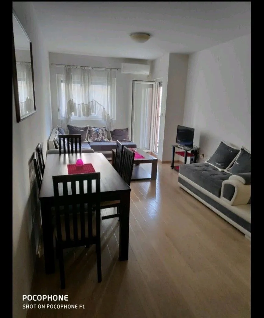 Svijetla dnevna soba spojena sa trpezarijom i izlazom na balkon.