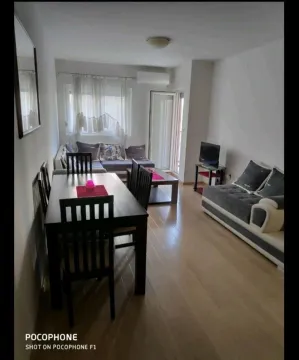 Svijetla dnevna soba spojena sa trpezarijom i izlazom na balkon. - image 3
