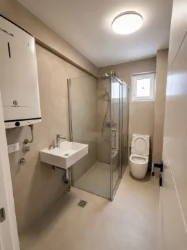 Moderne kupatilo sa tuš kabinom, umivaonikom i wc šoljom u bež tonovima. - image 6