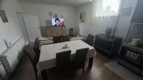 Dnevna soba sa trpezarijom i kuhinjom u pozadini. - image 7