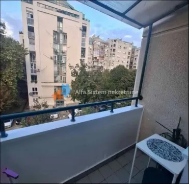 Manji natkriveni balkon sa pogledom na okolne zgrade i gradsko okruženje. - image 10