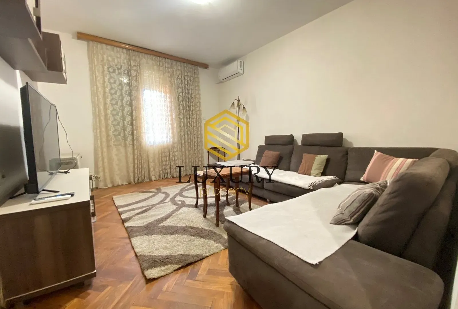Izdavanje, dvosoban stan, 68m², Centar, Podgorica