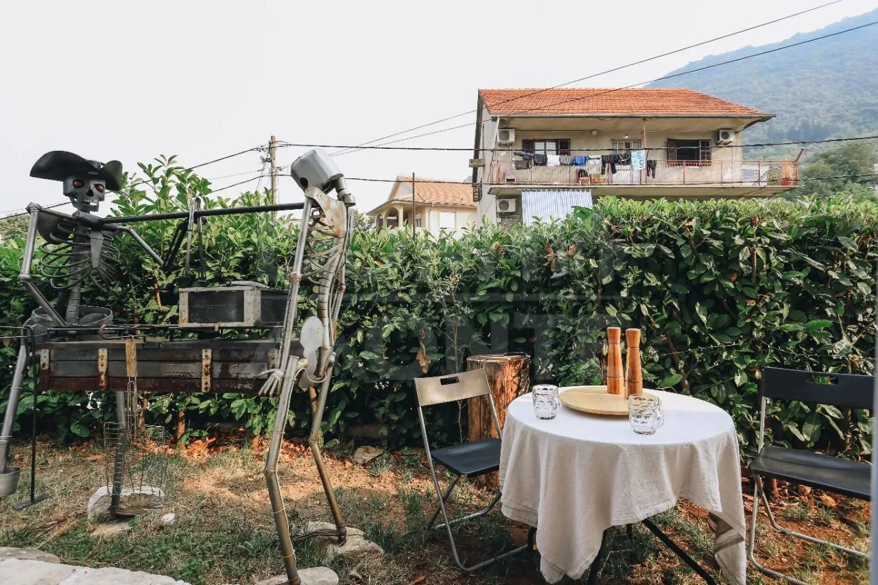 Izdavanje, dvosoban stan, 80m², Tivat, Crna Gora