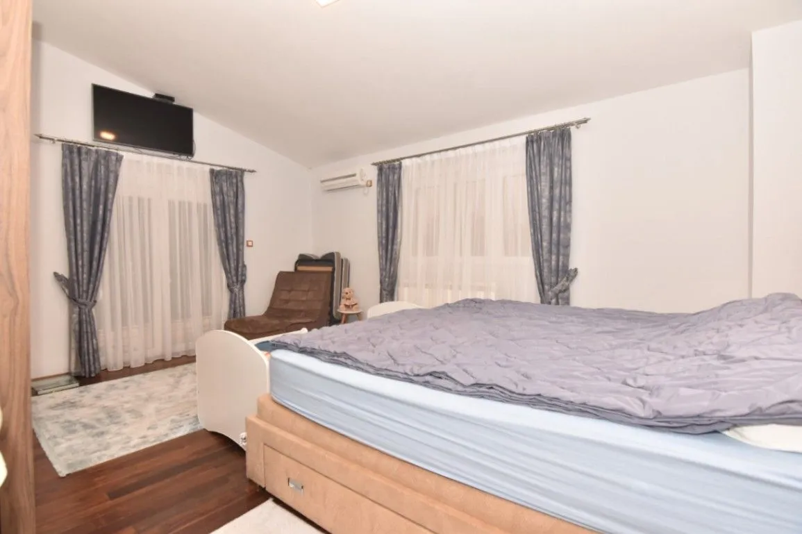 Prodaja, kuća, 235m², Podgorica, Crna Gora