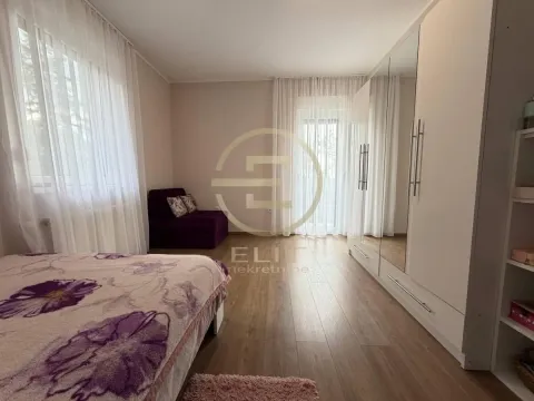 Nameštena spavaća soba sa bračnim krevetom, velikim garderoberom i izlazom na terasu. - image 32
