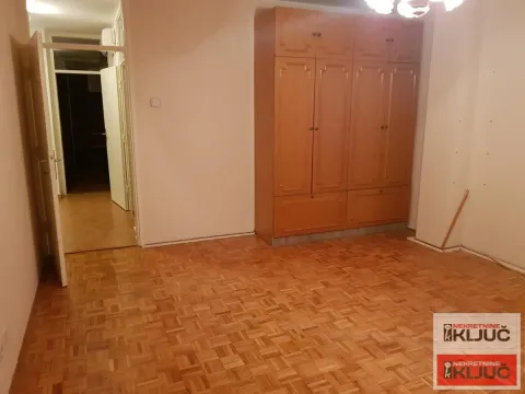 Prazna soba sa ugradnim ormanom i parketom na podu. - image 4