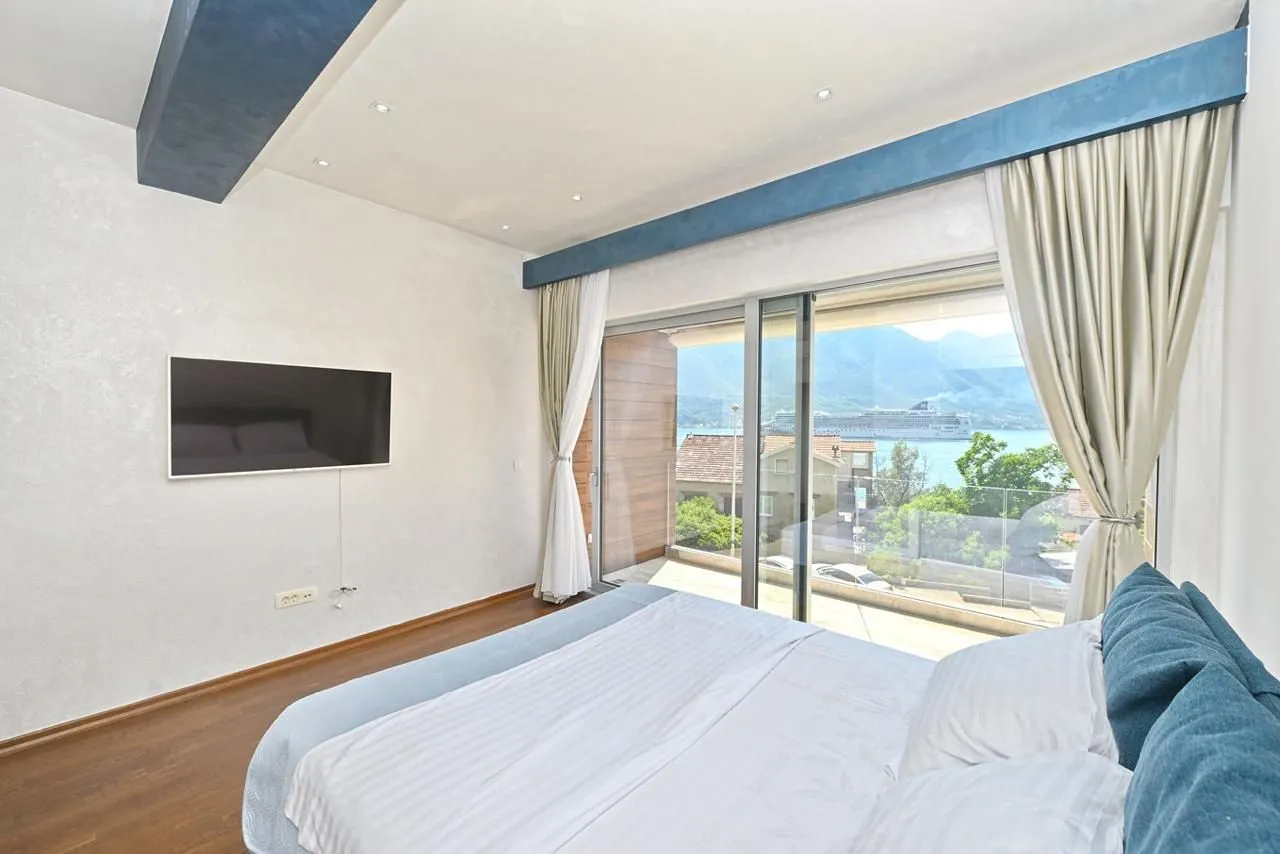 Rent, three bedroom apartment, 130m², Dobrota, Kotor