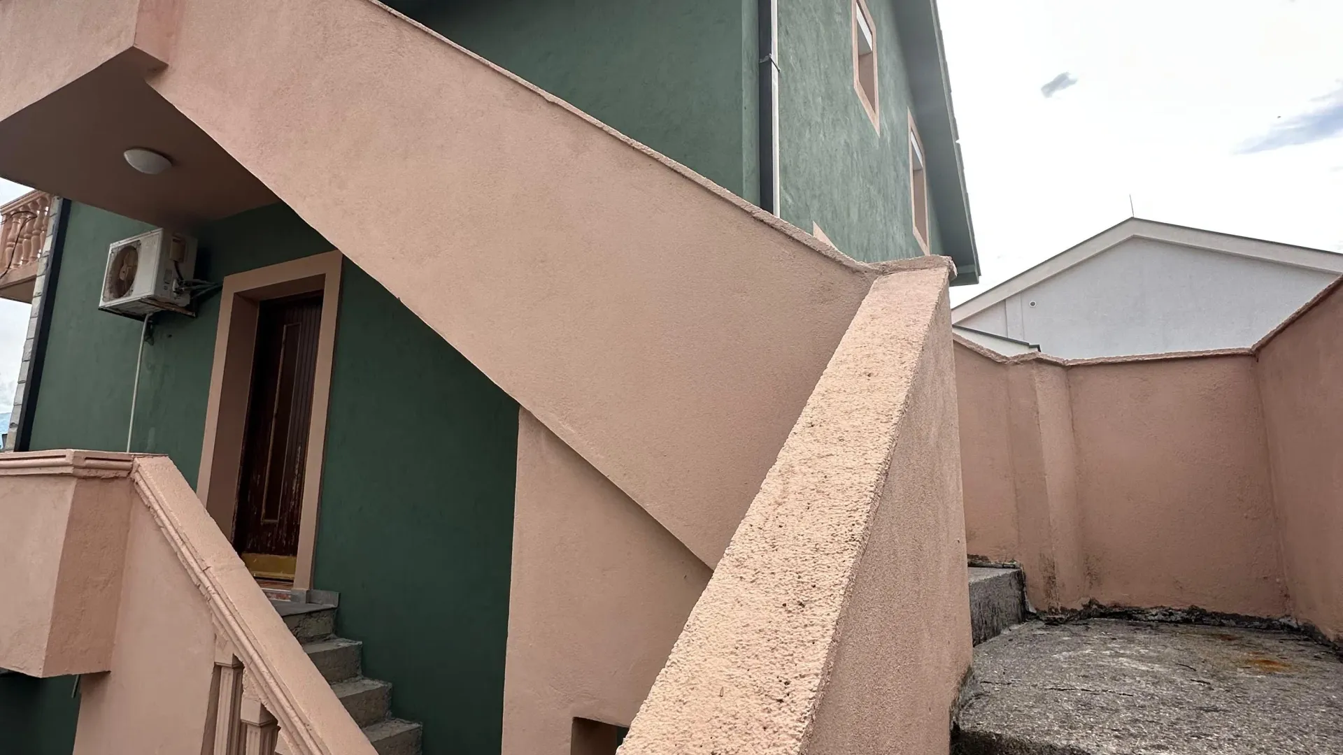 Izdavanje, kuća, 180m², Krašići, Tivat