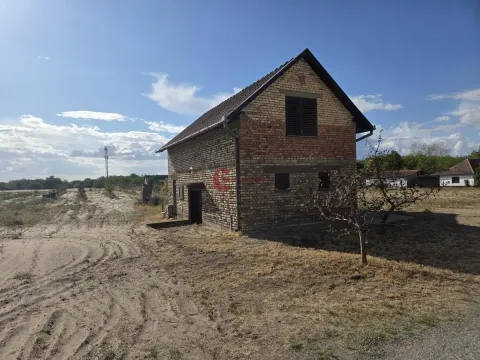 Pogled na spoljašnjost stare kuće od cigle sa dvorištem. - image 3
