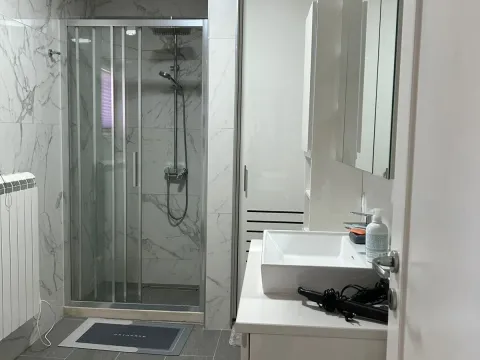 Rent, three bedroom apartment, 120m², Tivat, Crna Gora - image 10