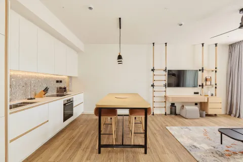 Otvoreni dnevni boravak sa kuhinjom, trpezarijskim stolom i modernim namještajem. - image 2
