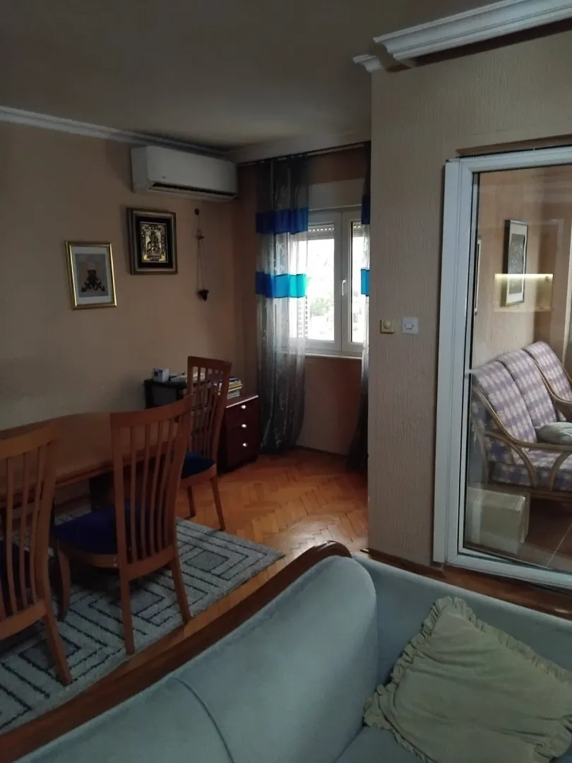 Dnevna soba sa trpezarijom i izlazom na terasu.