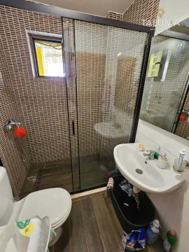 Kupatilo sa tuš kabinom, umivaonikom i toaletom obloženo keramičkim pločicama. - image 7