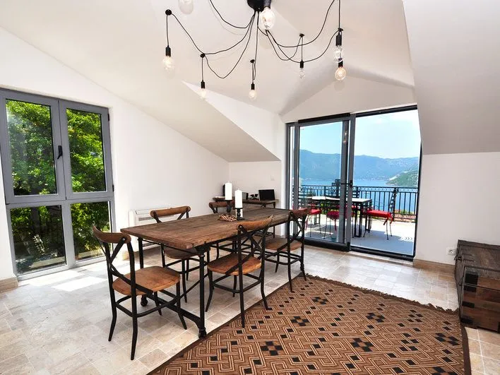 Prodaja, četvorosoban stan, 200m², Risan, Kotor