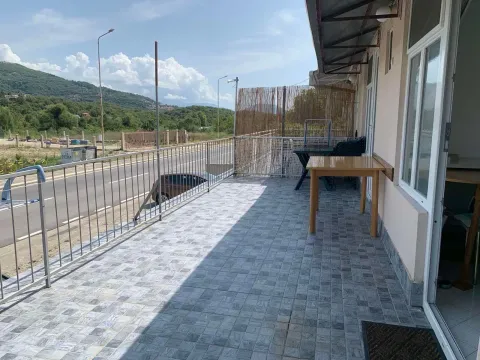 Prostrana popločana terasa sa pogledom na ulicu i okolinu. - image 6