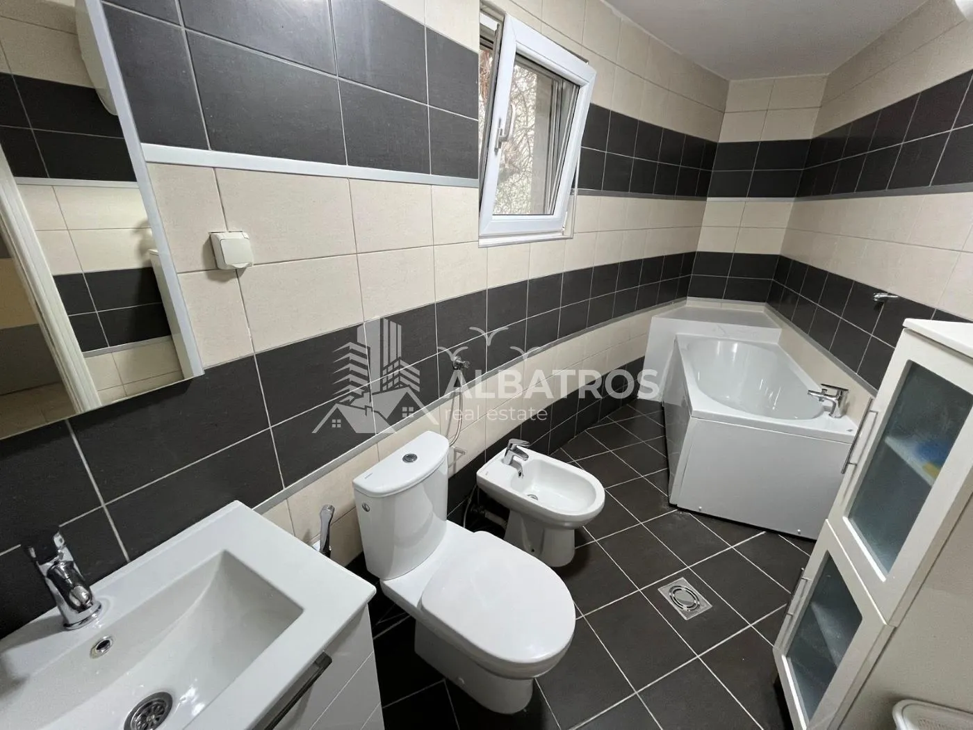 Rent, three bedroom apartment, 135m², Tomba, Bar