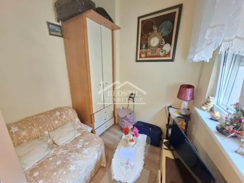 Manja soba sa krevetom, garderoberom, radnim stolom i televizorom. - image 6