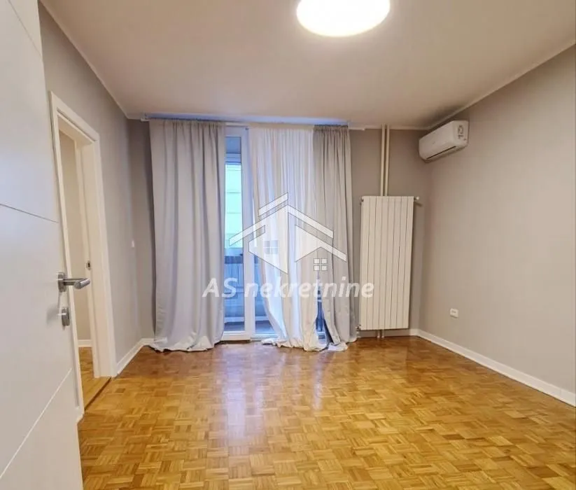 Izdavanje, četvorosoban stan, 82m², Novi Beograd Blok 28, Novi Beograd Sve Podlokacije