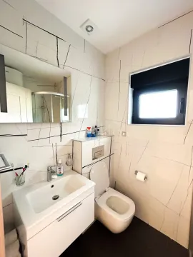 Moderno opremljeno kupatilo sa umivaonikom, WC šoljom i tuš kabinom. - image 8