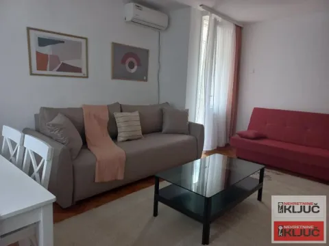 Dnevna soba sa garniturom za sedenje, stočićem i klima uređajem. - image 14