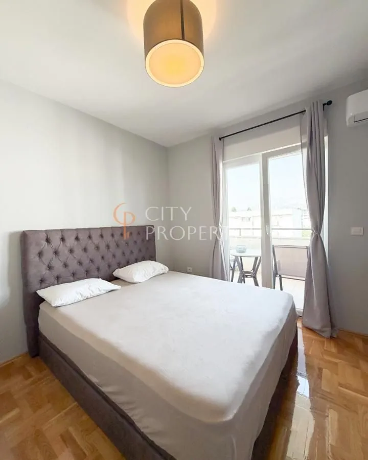 Bedroom with a double bed and access to the terrace.