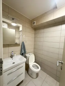Manje kupatilo sa umivaonikom, ogledalom i toaletnom šoljom. - image 5